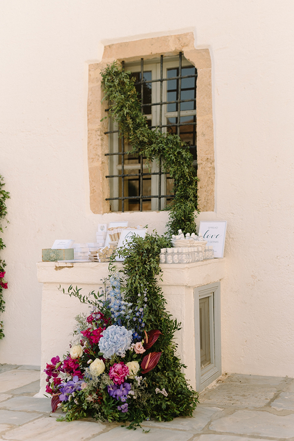 lovely-wedding-hydra-lush-florals-enchanting-view_18y