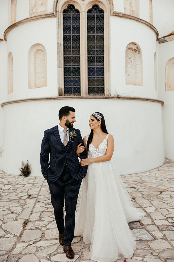 romantically-chic-wedding-nicosia-with-colorful-flowers_02x