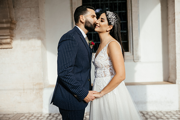 romantically-chic-wedding-nicosia-with-colorful-flowers_04x