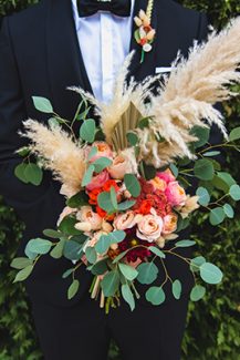 Ασσύμετρη γαμήλια ανθοδέσμη από λουλούδια σε έντονες αποχρώσεις