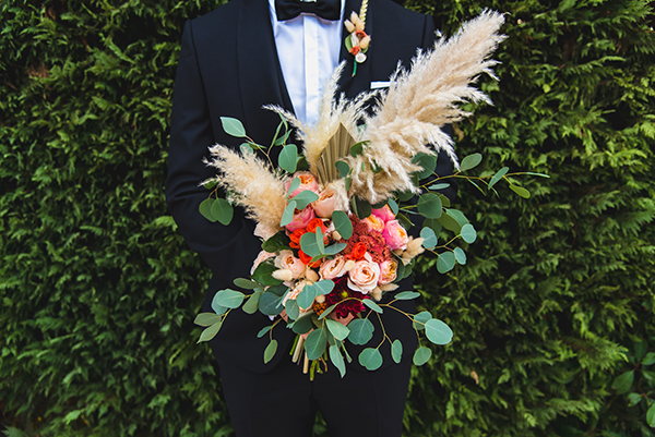 Ασσύμετρη γαμήλια ανθοδέσμη από λουλούδια σε έντονες αποχρώσεις