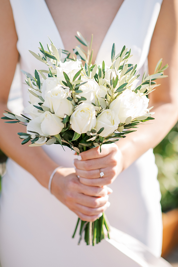 Yπέροχη νυφική ανθοδέσμη από λευκά τριαντάφυλλα και φύλλα ελιάς
