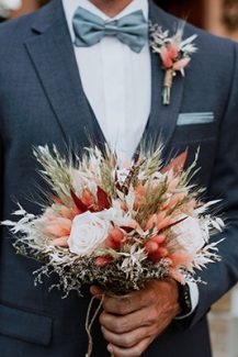Μποέμ νυφική ανθοδέσμη από αποξηραμένα λουλούδια και τριαντάφυλλα