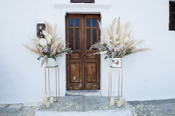 Μποέμ στολισμός εισόδου εκκλησίας με pampas grass, λευκό ανθούριο και τριαντάφυλλα
