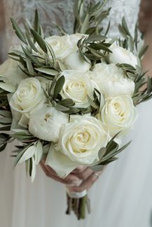Νυφική ανθοδέσμη από λευκά τριαντάφυλλα και ελιά