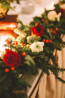 Χριστουγεννιάτικος στολισμός γαμήλιου τραπεζιού σε κόκκινες ζεστές αποχρώσεις