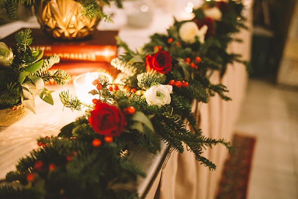 Χριστουγεννιάτικος στολισμός γαμήλιου τραπεζιού σε κόκκινες ζεστές αποχρώσεις