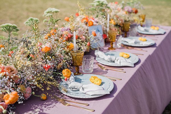 Colorful ιδέες διακόσμησης για εντυπωσιακό γαμήλιο τραπέζι με πλούσιο ανθοστολισμό