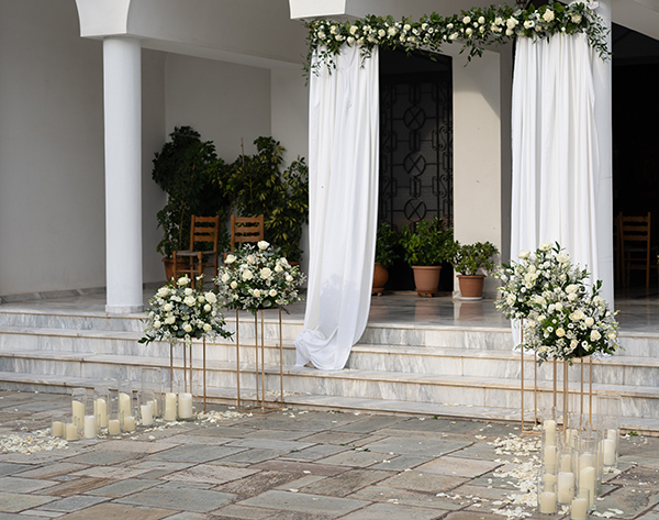 Fabulous στολισμός εισόδου εκκλησίας από λευκά υφάσματα και λουλούδια