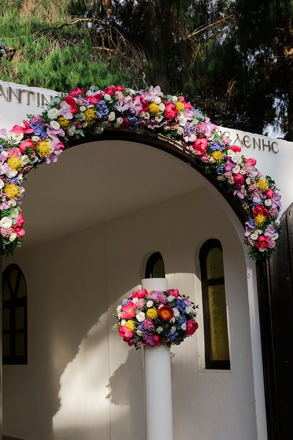 Εντυπωσιακός στολισμός εισόδου εκκλησίας με πολύχρωμα λουλούδια