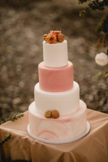 Εντυπωσιακή τετραώροφη τούρτα γάμου σε απαλές ρομαντικές αποχρώσεις