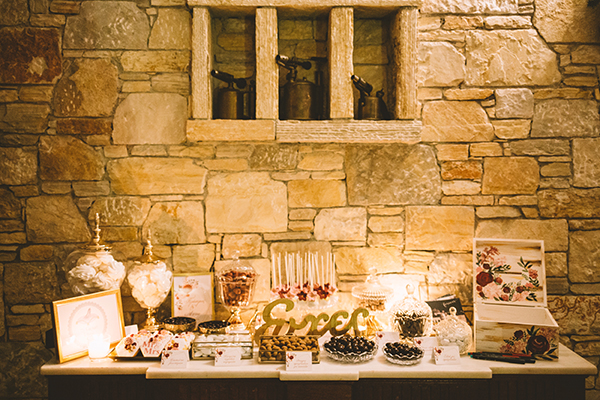 Μίνιμαλ στολισμός dessert table με κεριά και χρυσές βάσεις