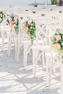 Μοντέρνος στολισμός καρέκλας με λουλούδια σε απαλούς χρωματισμούς