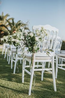 Ρομαντικός στολισμός καρέκλας από λευκές παιώνιες και πρασινάδα