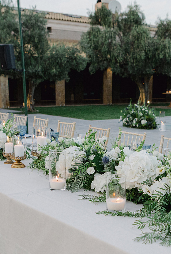 Ρομαντικός στολισμός γαμήλιου τραπεζιού με λευκά άνθη και μπλε πινελιές