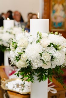 Ρομαντικός στολισμός λαμπάδας γάμου με υπέροχα λευκά άνθη και πρασινάδα