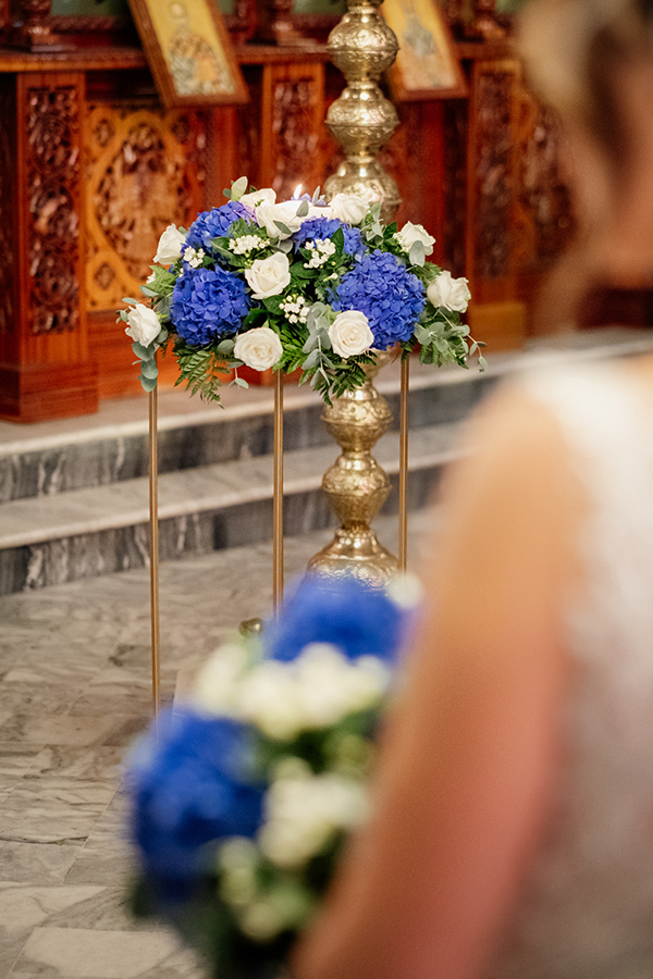 romantic-wedding-drama-blue-hydrangeas-white-roses_21x