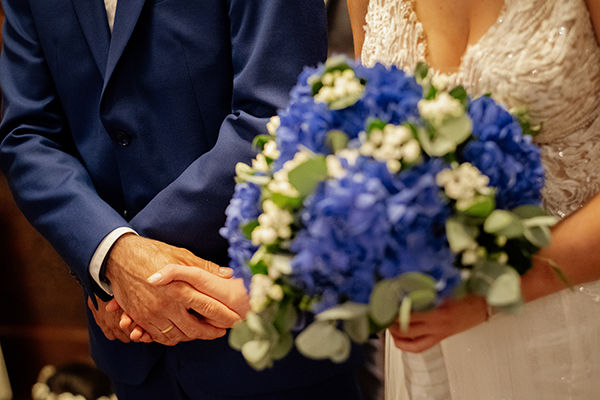 romantic-wedding-drama-blue-hydrangeas-white-roses_30x