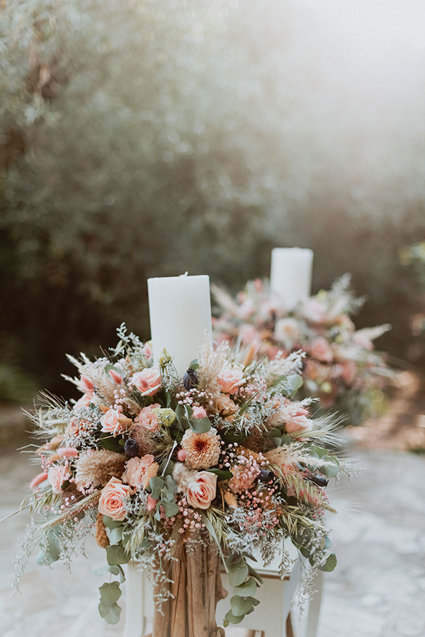Ρουστίκ λαμπάδα εκκλησίας από καλάμια με αποξηραμένα λουλούδια σε coral αποχρώσεις