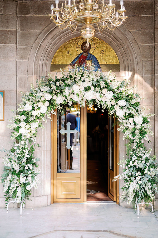 Εντυπωσιακή αψίδα λουλουδιών για στολισμό εισόδου εκκλησίας