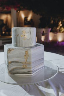 Δίπατη τούρτα γάμου με τη βάση της σε σχήμα ρόμβου