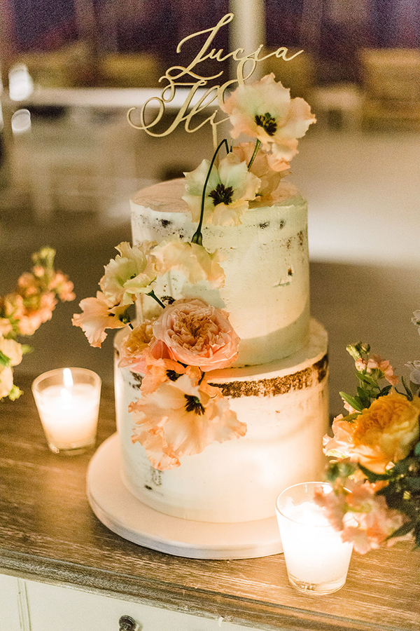 Δίπατη γαμήλια τούρτα με χρυσές πινελιές