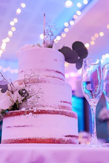 Γαμήλια τρίπατη τούρτα σε λευκό χρώμα