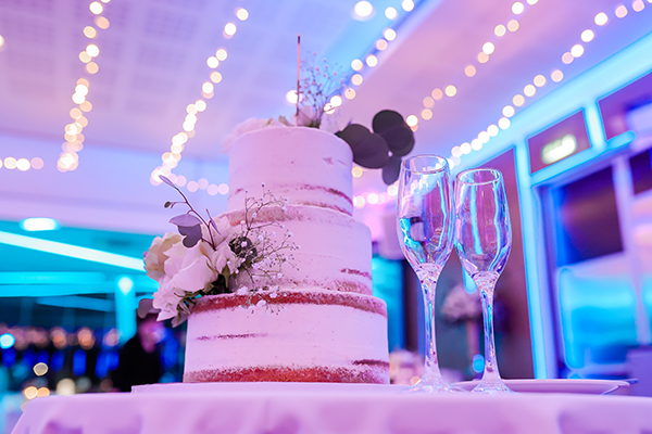 Γαμήλια τρίπατη τούρτα σε λευκό χρώμα