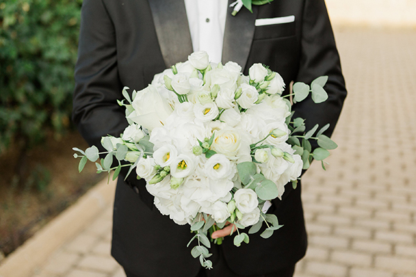 Λευκή νυφική ανθοδέσμη με τριαντάφυλλα και ορτανσίες