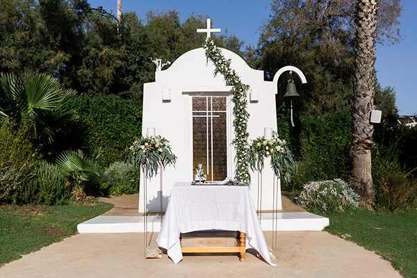 Πανέμορφος στολισμός εισόδου εκκλησίας με πρασινάδες σε γιρλάντα και λευκά άνθη