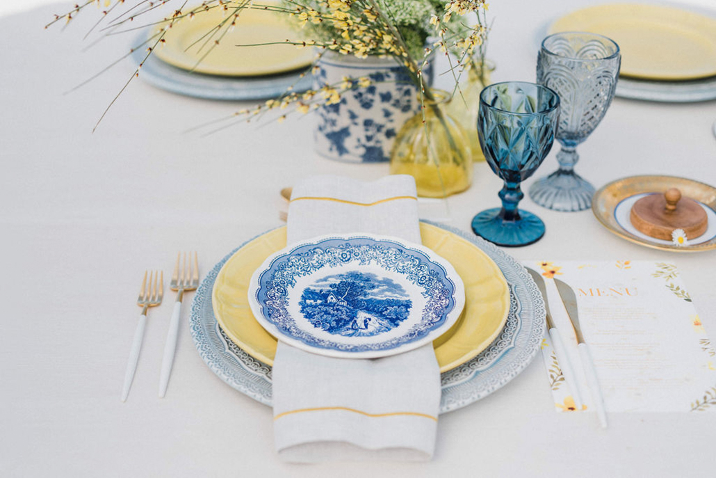 Chic στολισμός γάμου σε απαλό κίτρινο και μπλε αποχρώσεις με πινελιές από floral patterns
