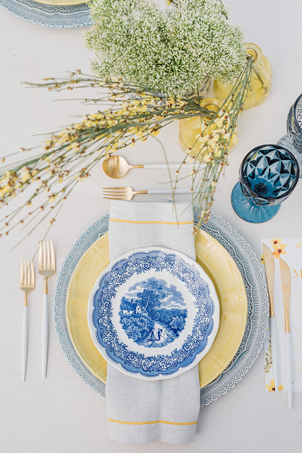 chic-wedding-decoration-blue-pale-yellow-hues-touches-floral-patterns_02