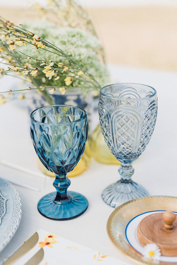 chic-wedding-decoration-blue-pale-yellow-hues-touches-floral-patterns_03