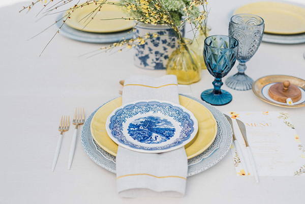 chic-wedding-decoration-blue-pale-yellow-hues-touches-floral-patterns_05