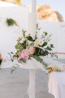 Στολισμός λαμπάδας γάμου σε ρομαντικές αποχρώσεις του λευκού και του ροζ