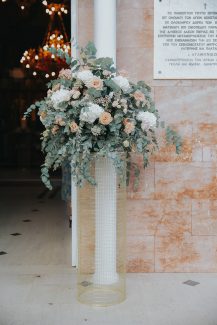 Στολισμός εισόδου εκκλησίας με ανθοστήλη από λουλούδια σε παστέλ αποχρώσεις