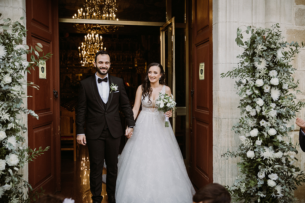 Oνειρικός γάμος στη Λευκωσία με υπέροχο ανθοστολισμό από λευκά άνθη και ευκάλυπτο │ Γιώτα & Αριστοτέλης