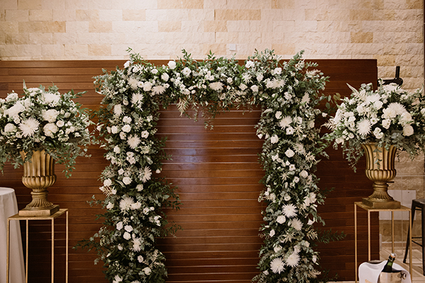 dreamy-wedding-nicosia-stunning-floral-design-white-flowers-eucalyptus_37x