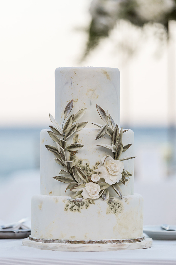 Εντυπωσιακή τρίπατη τούρτα γάμου με λαδί πινελιές