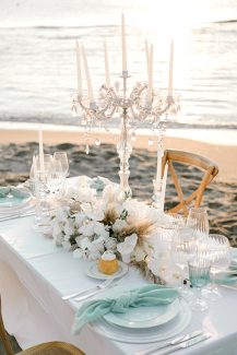 Luxurious στολισμός γαμήλιου τραπεζιού με λευκές ορχιδέες κι άλλα λουλούδια