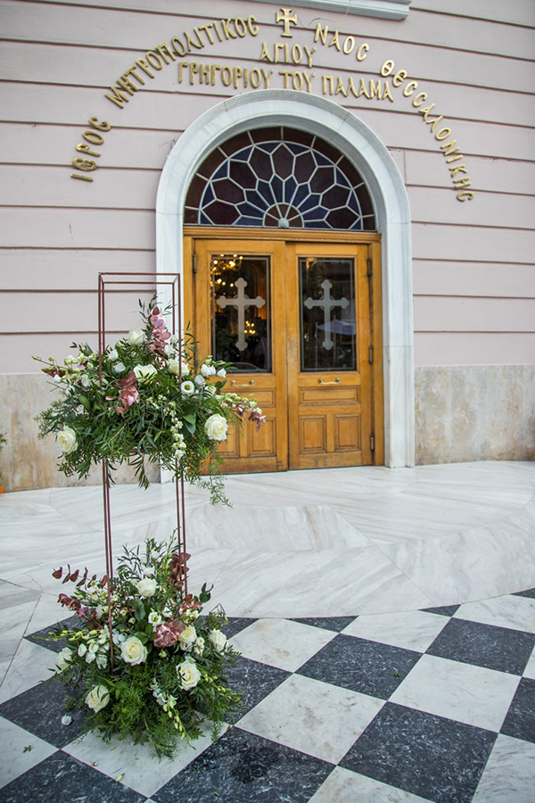 Minimal rose gold stands για στολισμό εισόδου εκκλησίας με πλούσιο ανθοστολισμό
