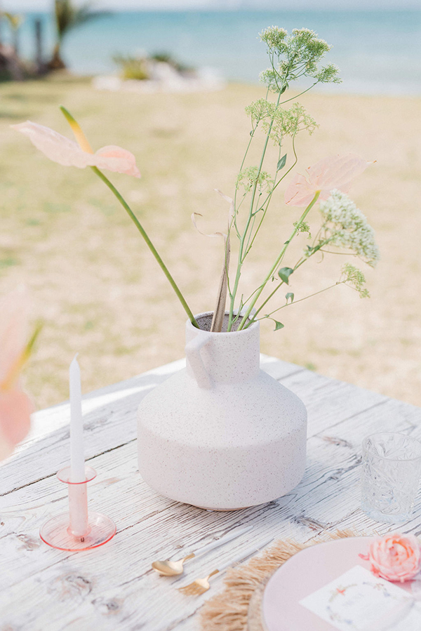 minimal-wedding-table-decoration-ideas-calla-lillies_09x