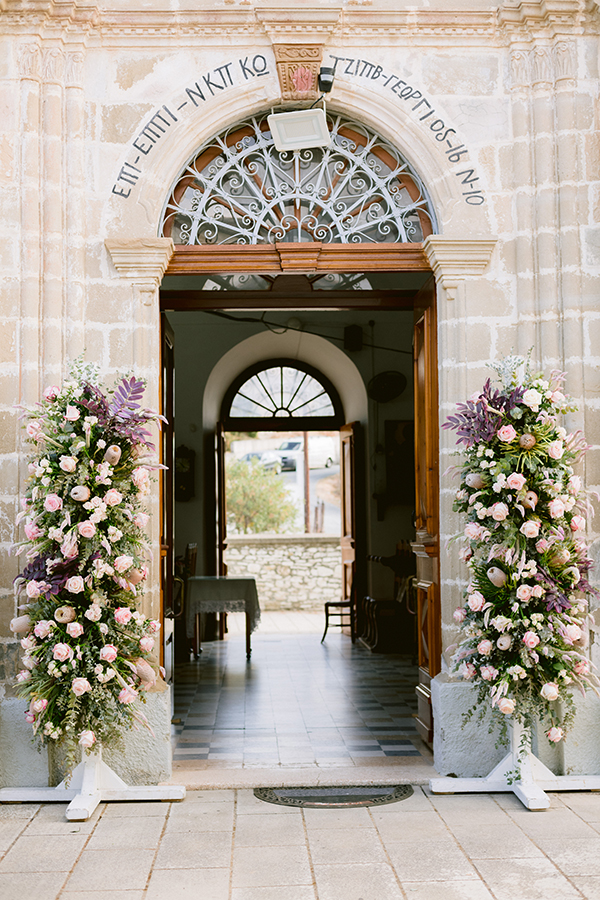 Μοντέρνος στολισμός εισόδου εκκλησίας με λουλούδια σε απαλές ροζ αποχρώσεις