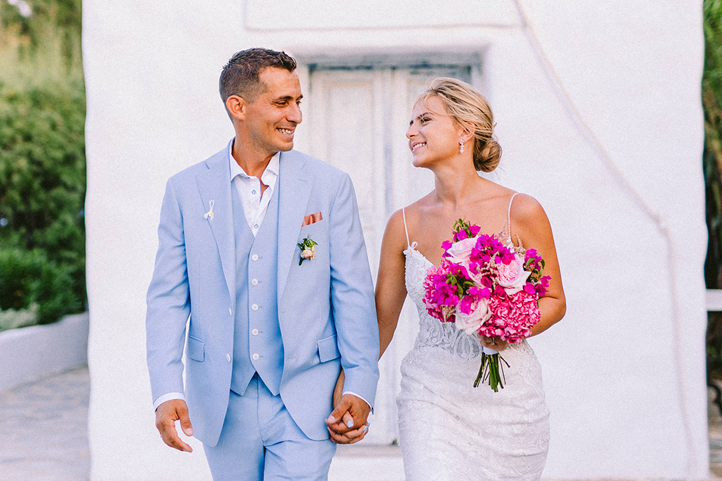 Μοντέρνος καλοκαιρινός γάμος στην Αθήνα με φούξια μπουκαμβίλιες και elegant λεπτομέρειες │ Chelsea & Kosta