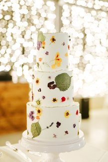 Μοντέρνα τούρτα γάμου στολισμένη με φυσικά φύλλα