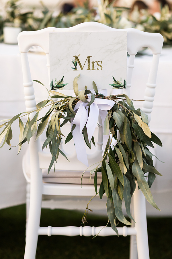 Ρομαντικός στολισμός καρέκλας γάμου από πρασινάδα
