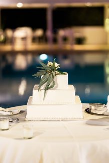 Τρίπατη γαμήλια τούρτα με τετράγωνες βάσεις σε λευκό χρώμα