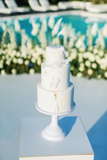 Ολόλευκη γαμήλια τούρτα