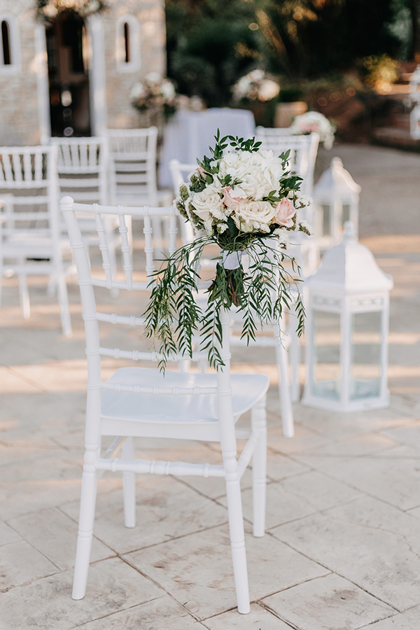 Yπέροχος στολισμός καρέκλας για τελετή γάμου με ορτανσίες και τριαντάφυλλα