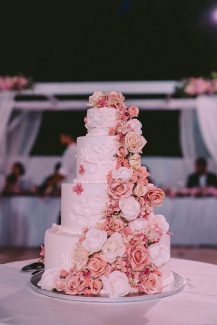 Πανέμορφη τούρτα γάμου με τριαντφυλλα σε κοραλλί αποχρώσεις